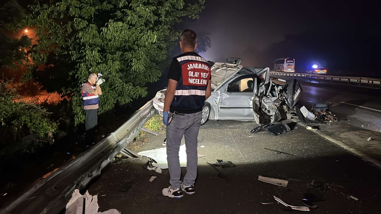 Emniyet şeridinde bekleyen aileye TIR çarptı! 7 yaşındaki çocuk öldü 5